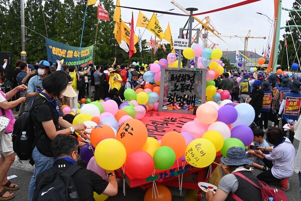 대우조선해양 하청 노동자 파업을 지지·응원하는 '희망버스'가 2022년 7월 23일 오후 거제시 대우조선해양 도착했다. 대우조선해양 서문에서 노동자들과 희망버스 참가자들이 '희망배 띄우기' 행사를하고  있다. /경남도민일보 DB