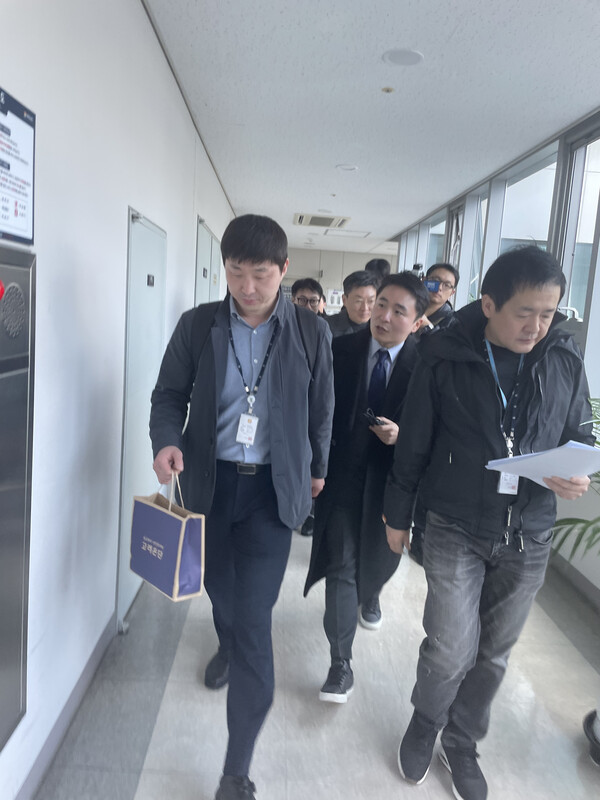 창원지방검찰청이 29일 오전 11시 10분께 경남도청 도시주택국 산업단지정책과에서 나오는 모습. /이미지 기자