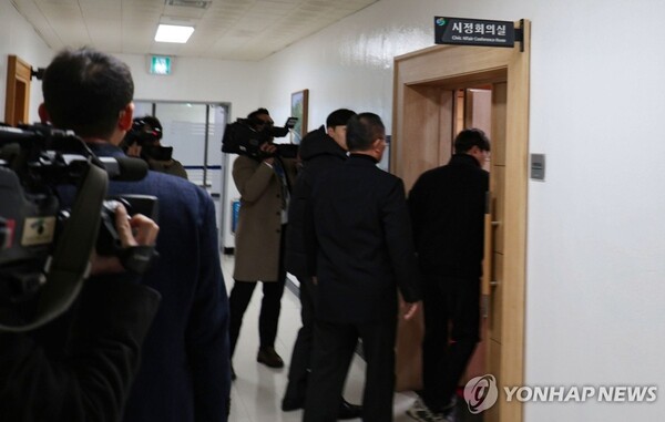 김건희 여사 '공천 개입 의혹'과 미래한국연구소의 '불법 여론조사 의혹' 등 사건 핵심 인물인 명태균 씨를 수사 중인 검찰이 29일 오전 창원시청 압수수색에 나서고 있다. /연합뉴스