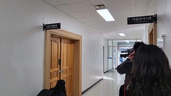 창원지방검찰이 29일 오전 명태균 국가산단 선정 개입 의혹과 관련해 창원시 산업단지계획과 등을 압수수색 하고 있다. /박정연 기자 