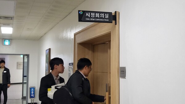 창원지방검찰이 29일 명태균 국가산단 선정 개입 의혹과 관련해 창원시 산업단지계획과 등을 압수수색 하고 자료를 취합해 시정회의실에 들어가고 있다. /박정연 기자