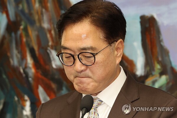 우원식 국회의장이 2일 오전 서울 여의도 국회에서 긴급 기자회견을 열어 이날 본회의에서 내년 예산안을 상정하지 않을 것이라고 밝히고 있다. /연합뉴스