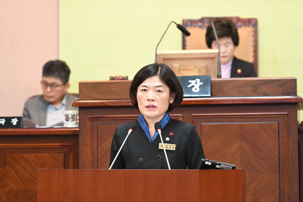 한은진 거제시의원이 2일 거제시의회 본회의에서 5분 자유발언을 하고 있다. /거제시의회