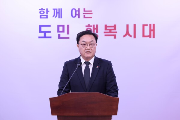 김현수 경남도 대외협력특보는 3일 도청 프레스센터에서 더불어민주당 경남도당의 정치공세를 중단하라고 말하고 있다. /경남도