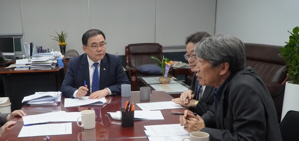 허성무(왼쪽) 국회의원이 조유묵(맨 오른쪽) 진실·화해를위한과거사정리위원회 3.15의거과장 등과 3.15의거 교과서 수록 국가 권고 추진 관련 논의를 하고 있다. /허성무 의원실
