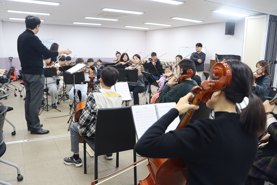'오케스트라 풀무'가 21일에 공연을 앞두고 문화대장간 풀무에서 합주 연습을 하고 있다. /주성희 기자