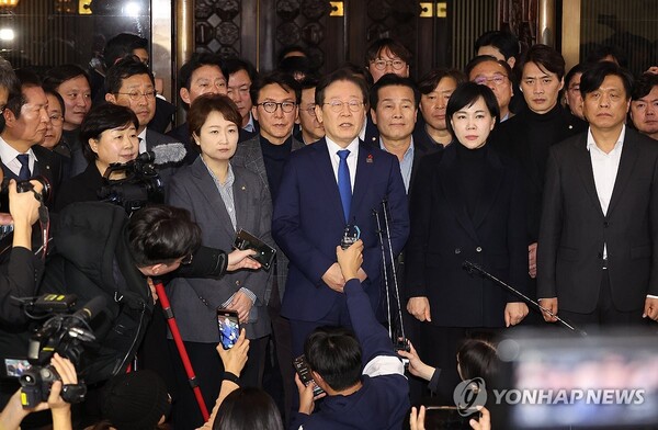 윤석열 대통령이 3일 밤 긴급성명을 통해 비상계엄을 선포한 가운데 4일 새벽 서울 영등포구 여의도 국회에서 비상계엄 해제요구 결의안 통과 후 더불어민주당 이재명 대표가 입장을 밝히고 있다. /연합뉴스