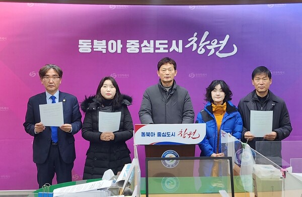 더불어민주당 창원시의원단이 4일 시청에서 긴급 기자회견을 열고 있다. /민주당 창원시의원단