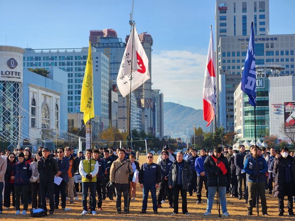 민주노총 경남지역본부와 윤석열퇴진 경남운동본부가 4일 오전 창원시 성산구 창원광장에서 윤석열 대통령 규탄 결의대회를 열고 있다. /박신 기자