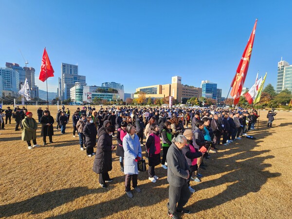 민주노총 경남지역본부와 윤석열퇴진 경남운동본부가 4일 오전 창원시 성산구 창원광장에서 윤석열 대통령 규탄 결의대회를 열고 있다. /박신 기자