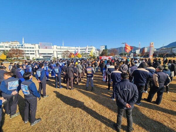 민주노총 경남지역본부와 윤석열퇴진 경남운동본부가 4일 오전 창원시 성산구 창원광장에서 윤석열 대통령 규탄 결의대회를 열고 있다. /박신 기자