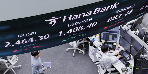 4일 오전 서울 중구 하나은행 딜링룸 전광판에 이날 거래를 시작한 코스피, 원/달러 환율, 코스닥 지수가 표시돼 있다. /연합뉴스