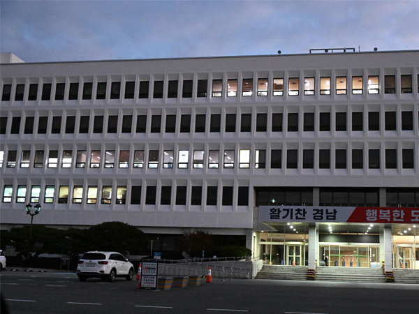 윤석열 대통령의 비상계엄선포 다음날인 4일 이른 아침 경남도청 건물에 불이 환하게 켜져 있다. /김구연 기자