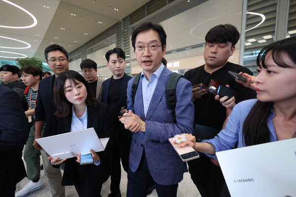 영국 체류 중이던 김경수 전 경남지사가 노무현 전 대통령 추도식 참석을 위해 지난 5월 19일 인천국제공항을 통해 귀국한 뒤 취재진의 질문에 답하고 있다. /연합뉴스