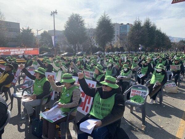민주노총 공공운수노조 전국교육공무직본부 경남지부가 6일 경남교육청 정문 앞 도로에서 총파업 대회를 열었다. 참석한 노동자들이 구호를 외치고 있다. /이동욱 기자