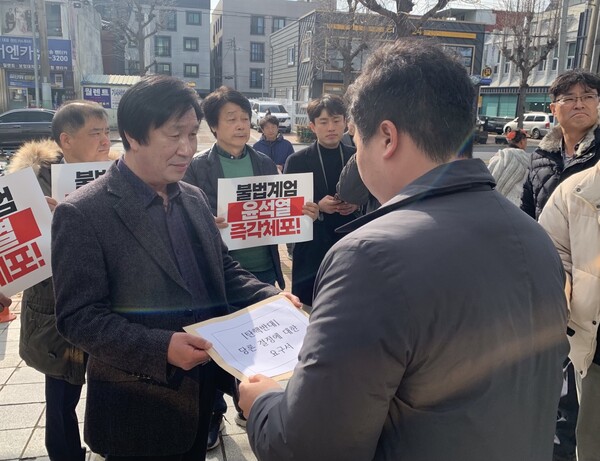 류재수 공동대표가 6일 답변 요구서를 강민국 국회의원 사무실 직원에게 전달했다. /허귀용