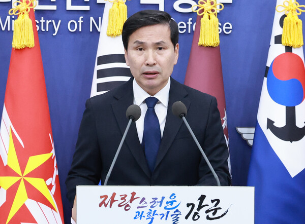 김선호 국방부 장관 직무대리가 6일 서울 용산 국방부에서 비상계엄 사태와 관련한 긴급 브리핑하고 있다. /연합뉴스