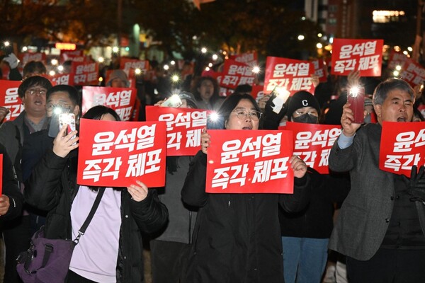 경남도민들이 6일 창원시청광장에서 열린 '민주수호 비상행동 경남시국대회'에 참가해 "윤석열 체포"를 외치고 있다. /김구연 기자