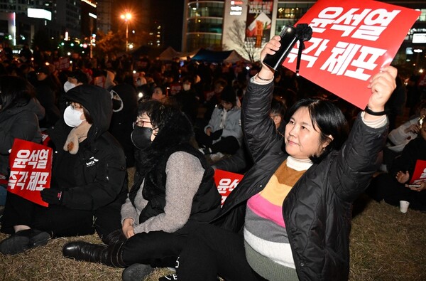 경남도민들이 6일 창원시청광장에서 열린 '민주수호 비상행동 경남시국대회'에 참가해 "윤석열 체포"를 외치고 있다. /김구연 기자