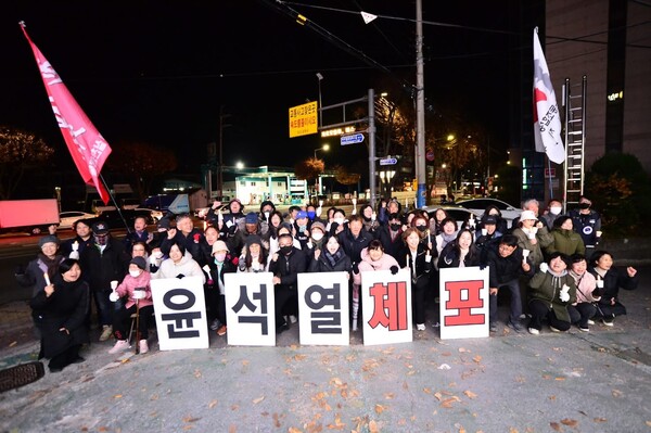 '윤석열퇴진밀양시민실천행동'이  6일 오후 밀양시 박상웅국회의원 밀양사무실 앞 기자회견과 촛불집회에서 박상웅(국민의힘, 밀양·의령·함안·창녕) 국회의원에게 "윤석열 탄핵에 동참하라"고 압박했다. /밀양시민실천행동