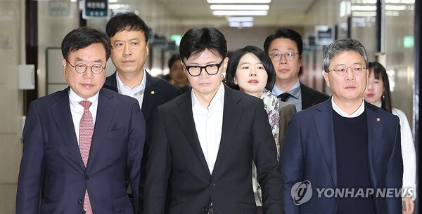 국민의힘 한동훈 대표가 6일 오전 국회에서 열린 긴급최고위원회의에 참석하고 있다. /연합뉴스