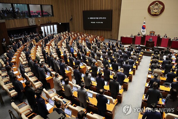 더불어민주당 박찬대 원내대표 등 야당 의원들이 7일 오후 국회 본회의에서 비상계엄해제요구결의안에 참석한 국민의힘 의원들의 이름을 호명하고 있다. /연합뉴스