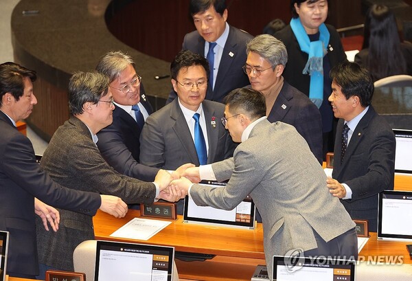 국민의힘 김상욱 의원(오른쪽)이 7일 오후 국회 본회의에서 윤석열 대통령의 탄핵소추안에 대해 투표한 뒤 야당 의원들과 인사하고 있다. /연합뉴스