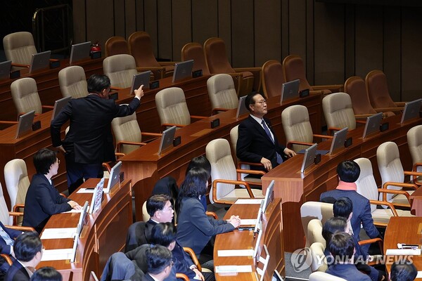 7일 서울 여의도 국회에서 열린 본회의에서 조국혁신당 신장식 의원이 국무위원석에 앉은 박성재 법무부 장관에게 항의하고 있다. /연합뉴스