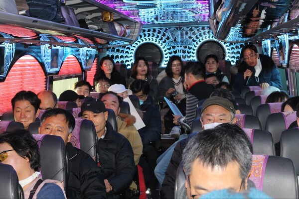 7일 오전 서울 가는 더불어민주당 마산회원구지역위원회 임대 관광버스 안, 50~60대 경상도 아재들이 적지 않게 참여했다. /마산회원구지역위원회