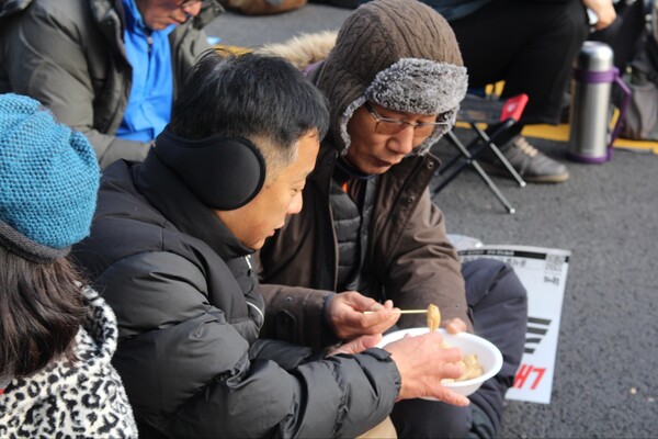 7일 오후 서울 여의도 국회 앞 '윤석열 퇴진 국민대회' 현장. 경상도 아재들이 강추위에 언 몸을 오뎅국물 나누며 풀었다. /더불어민주당 마산회원구지역위원회