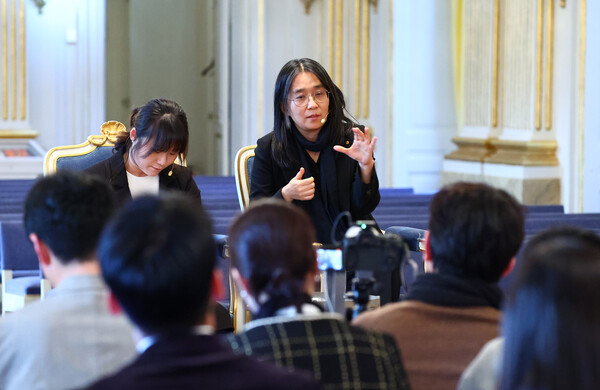 2024 노벨문학상 수상자인 한강 작가가 6일(현지시각) 스웨덴 스톡홀름 노벨박물관에서 기자간담회를 하고 있다. /연합뉴스