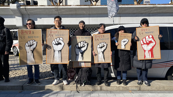윤석열퇴진예술행동(준)이 6일 서울 국화의사당역 근처에서 연 시국 선언 기자회견에서 퍼포먼스를 하고 있다. /윤석열퇴진예술행동(준)