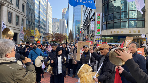 윤석열퇴진예술행동(준)이 6일 서울 국화의사당역 근처에서 연 시국 선언 기자회견에서 풍물 공연을 하고 있다. /윤석열퇴진예술행동(준)