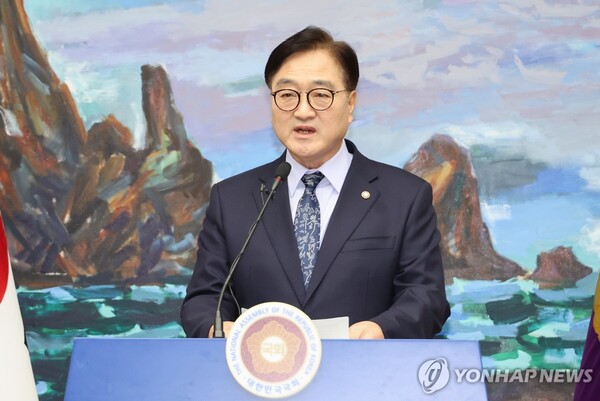 우원식 국회의장이 8일 오후 서울 여의도 국회에서 긴급 기자회견을 열어 한덕수 국무총리와 국민의힘 한동훈 대표의 공동 대국민 담화와 관련해 입장을 밝히고 있다. /연합뉴스