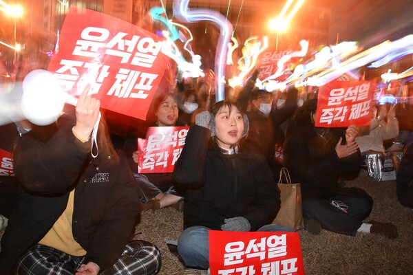 내란수괴 윤석열 탄핵! 체포! 내란 공범 국민의 힘 해체!'를 내세운 창원시민대회가 8일 오후 창원시청 앞 창원광장에서 열렸다. 시민들이 윤석열 퇴진 등의 구호를 외치고 있다. 사진은 줌렌즈로 카메라 초점거리를 변화시키는 줌인 줌아웃 촬영 기법을 사용했다. /김구연 기자