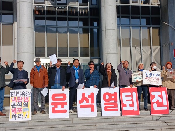 산청촛불행동이 9일 산청군의회 앞마당에서 기자회견을 열고 윤석열 대통령 탄핵과 체포를 촉구하고 있다. /김태섭 기자