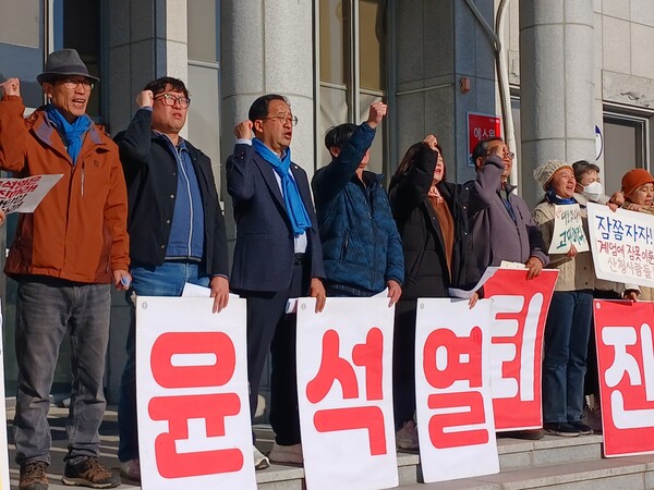 산청촛불행동이 9일 대통령 탄핵과 체포, 국민의힘 해체를 외치고 있다. /김태섭 기자