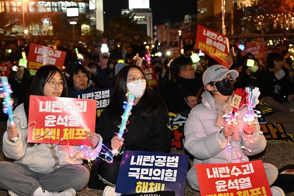 '내란수괴 윤석열 탄핵! 내란공법 국민의 힘 해체!'를 위한 창원시민대회가 9일 오후 창원시청 앞 창원광장에서 열렸다. 청소년들이 응원도구를 들고 윤석열 탄핵 구호를 외치고 있다. /김구연 기자