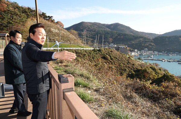 박완수 경남도지사는 9일 가덕도 신공항 건설 예정지와 진해신항 항만배후단지 등 경상남도 트라이포트 핵심 사업장을 방문해 추진 상황을 점검하고 있다. /경남도