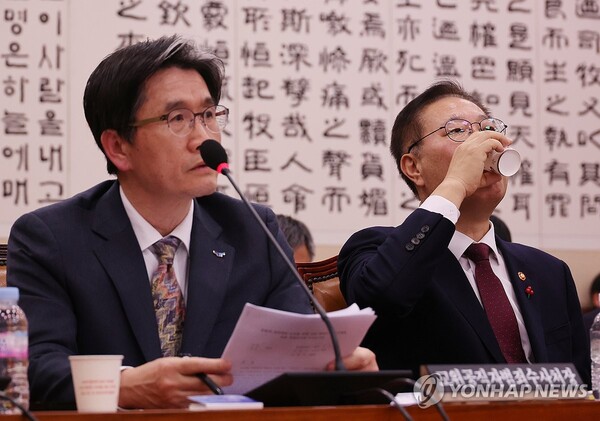 9일 오후 서울 여의도 국회에서 비상계엄 사태와 관련해 윤석열 대통령 등의 내란 혐의를 규명할 상설특검 수사요구안 등을 심사ㆍ의결하기 위해 열린 법제사법위원회 전체회의에서 오동운 공수처장이 의원 질의에 답하고 있는 가운데 박성재 법무장관이 물을 마시고 있다. /연합뉴스