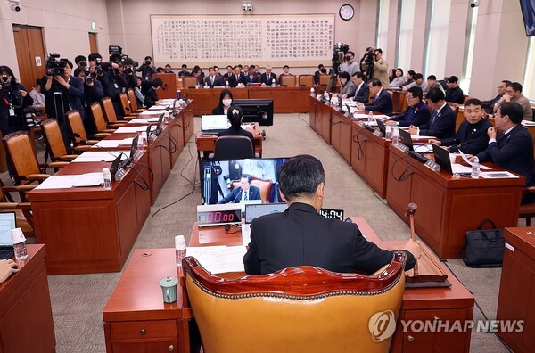 정청래 국회 법제사법위원장이 9일 오후 서울 여의도 국회에서 비상계엄 사태와 관련해 윤석열 대통령 등의 내란 혐의를 규명할 상설특검 수사요구안 등을 심사ㆍ의결하기 위해 열린 법제사법위원회 전체회의에서 의사봉을 두드리고 있다. /연합뉴스