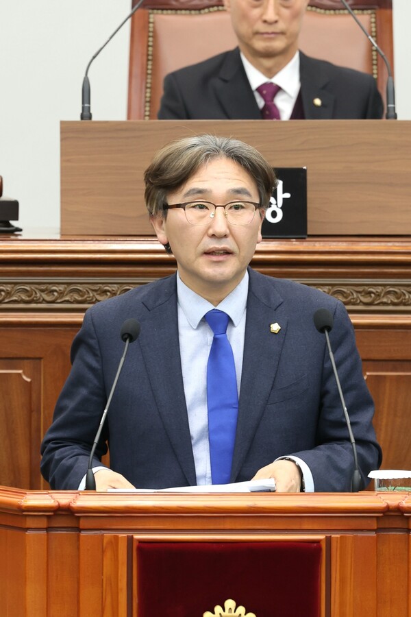 전홍표 창원시의원이 9일 본회의에서 시정질문을 하고 있다. /창원시의회