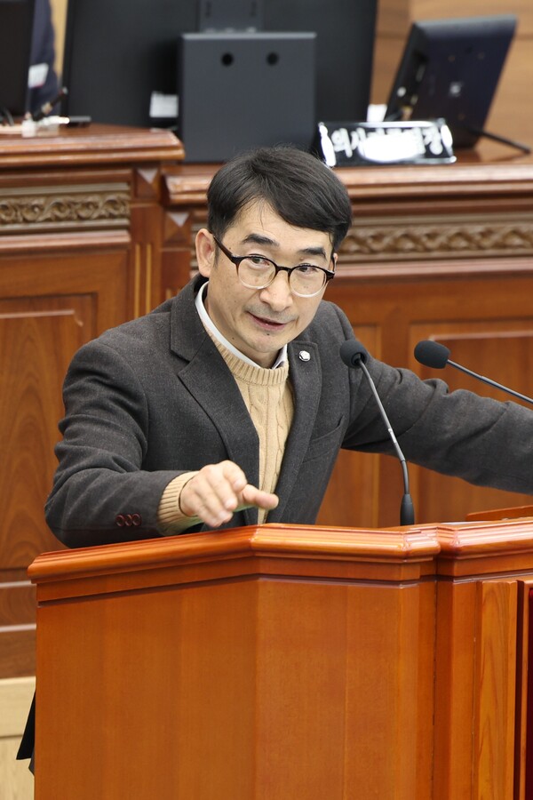 문순규 창원시의원이 9일 본회의에서 시정질문을 하고 있다. /창원시의회