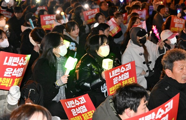 시민들이 9일 오후 '내란 수괴 윤석열 탄핵’ 시민대회에 참석해 '윤석열 체포'를 외치고 있다. /김구연 기자