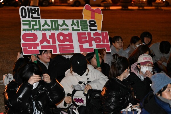 시민들이 9일 오후 '내란 수괴 윤석열 탄핵’ 시민대회에 참석해 '윤석열 체포'를 외치고 있다. /김구연 기자