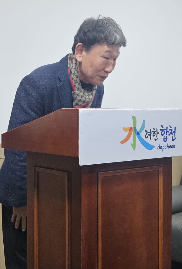 권영식 합천군의원이 10일 오전 합천군청 브리핑룸에서 국민의힘 탈당 기자회견을 열고 군민에게 고개 숙여 사과하고 있다. /유은상 기자