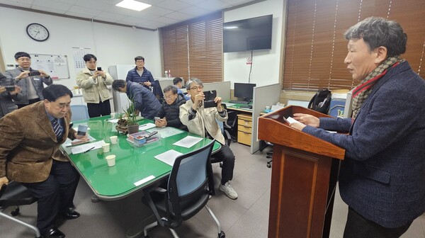 권영식 합천군의원이 10일 오전 합천군청 브리핑룸에서 국민의힘 탈당 기자회견을 하고 있다. /유은상 기자