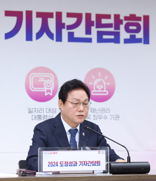 박완수 경남도지사는 10일 도청에서 열린 기자간담회에서 탄핵 정국과 명 씨와 관련한 여러 의혹에 대해 견해를 밝히고 있다. /경남도