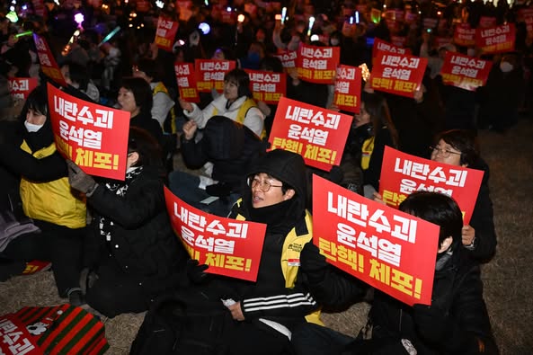 '내란수괴 윤석열 탄핵! 내란공법 국민의 힘 해체!'를 위한 창원시민대회가 2024년 12월10일 오후 창원시청 앞 창원광장에서 열렸다.집회에 참가한 시민들이 윤석열 탄핵 등의 구호를 외치고 있다. /김구연 기자