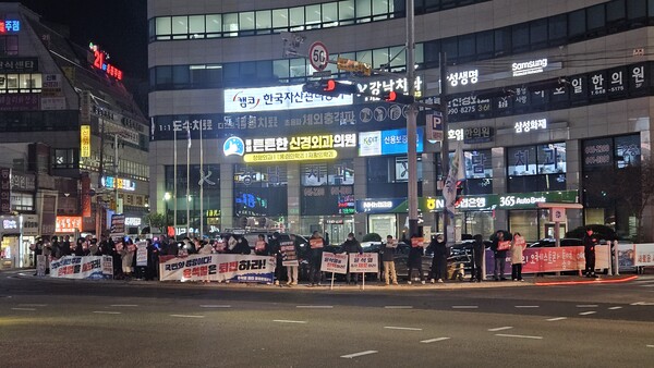 윤석열퇴진통영운동본부가 9일부터 12일까지 오후 6시 30분 북신동 삼성생명 빌딩 앞에서 촛불집회를 이어가고 있다. 사진은 9일 집회 모습. /정봉화 기자